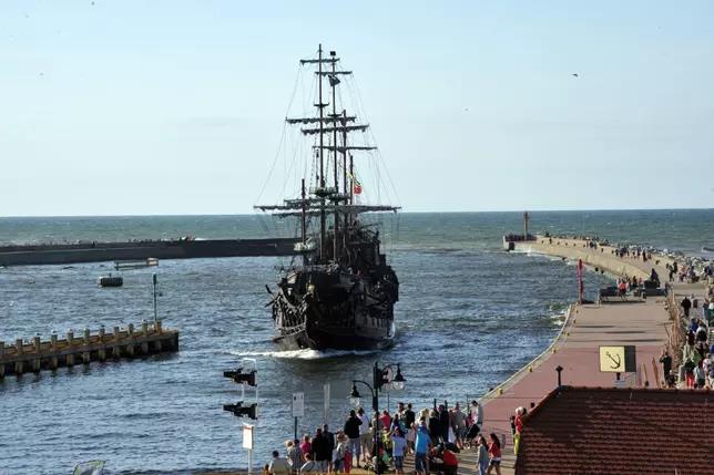 Wózek z dzieckiem wpadł do morza, rodzice robili zdjęcia