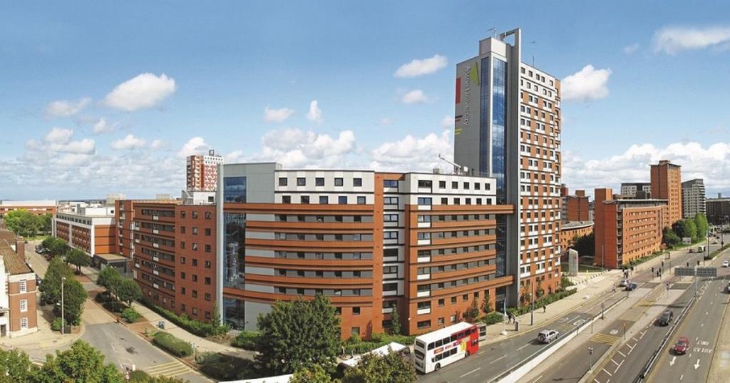 Trzech mężczyzn oskarżonych o naklejanie neonazistowskich plakatów na Aston University