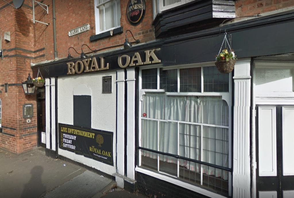 Bójka przed pubem w Erdington - mężczyzna dźgnięty nożem w plecy