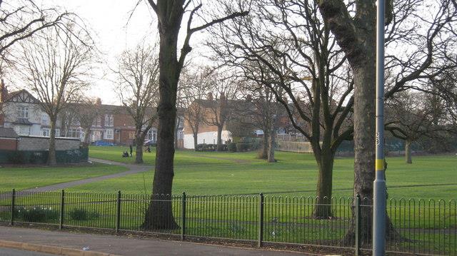 Młody mężczyzna brutalnie zaatakowany w parku w Birmingham