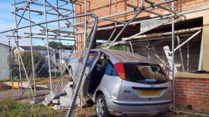 Samochód uderzył w rusztowanie. 15-latka trafiła do szpitala