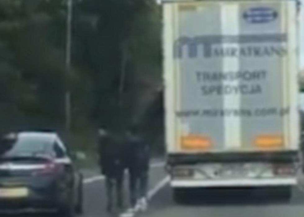 Imigranci wyskakują z polskiej ciężarówki na M1