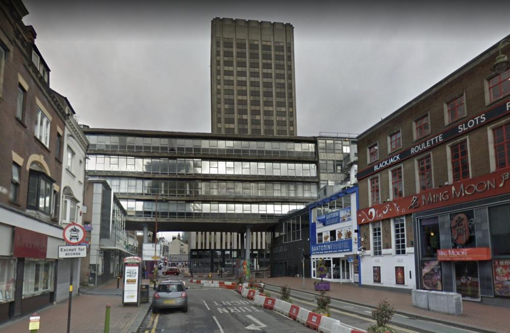 Napaść na Hurst Street - część ulicy odgrodzona policyjnym kordonem