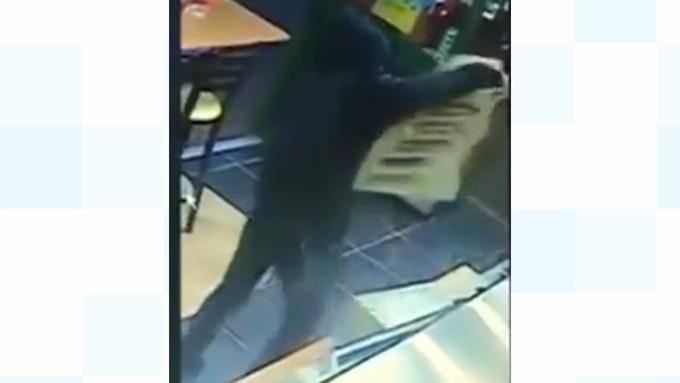 Mężczyzna ukradł regał z ciasteczkami z Subway’a w Birmingham