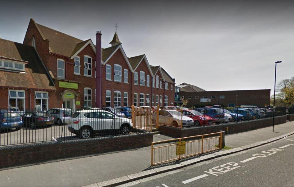 Szkoła ewakuowana z powodu alarmu bombowego