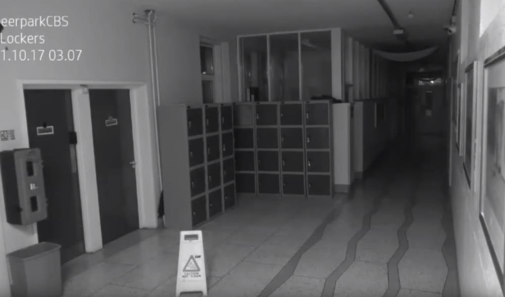 Szkoła publikuje wideo pokazujące ducha szalejącego po korytarzu budynku