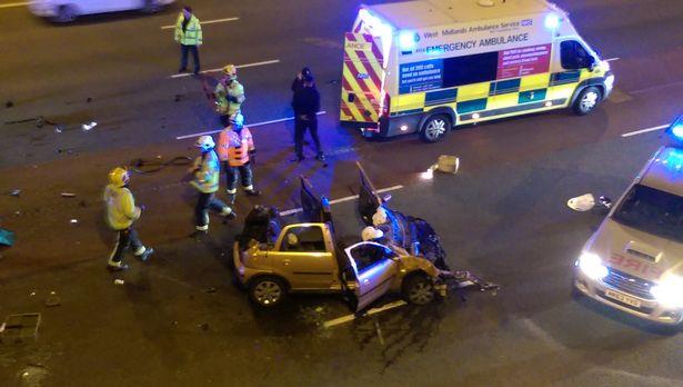 Autobus i samochód zderzyły się na Aston Expressway