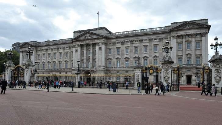 Pijana kobieta próbowała wspiąć się na bramę otaczającą Pałac Buckingham