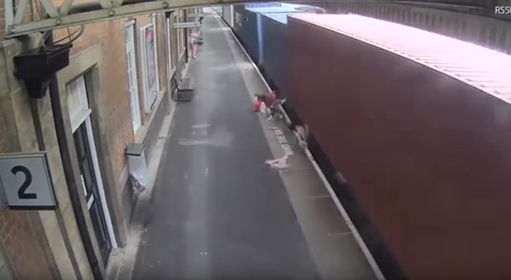 Zobacz jak pędzący pociąg zniszczył dziecięcy wózek