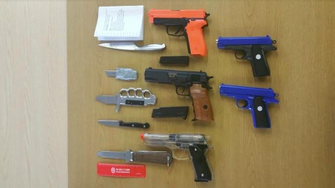 Nauczyciele jednej ze szkół w Birmingham odebrali uczniom kilkanaście sztuk broni