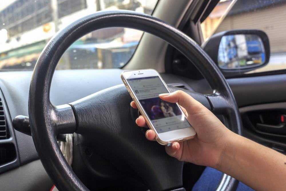 Dożywocie dla kierowców, którzy spowodują śmiertelny wypadek korzystając z komórek podczas jazdy