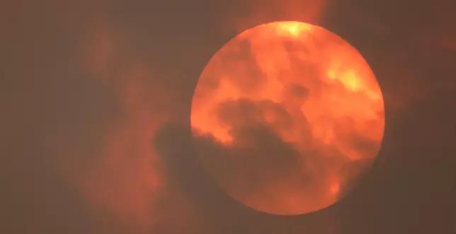 Czerwone słońce nad Wielką Brytanią. To za sprawą Ofelii.