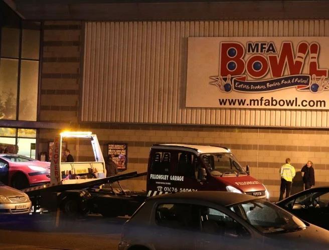 Uzbrojony mężczyzna wziął zakładników w kręgielni w Nuneaton