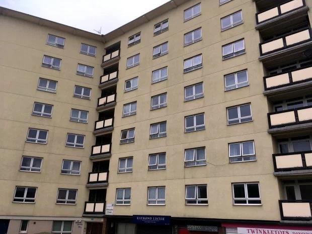 Kobieta wyrzuciła z okna mieszkania na szóstym piętrze 18-miesięczne dziecko – ratowali go Polacy