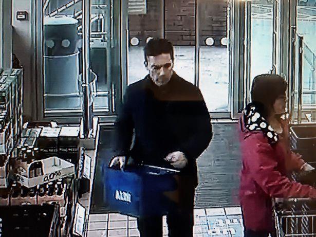 Zobacz jak złodzieje okradli 87-letnią kobietę w sklepie Aldi