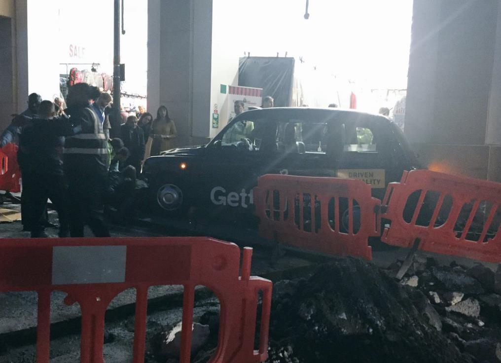 Taksówka wjechała w przechodniów w Londynie