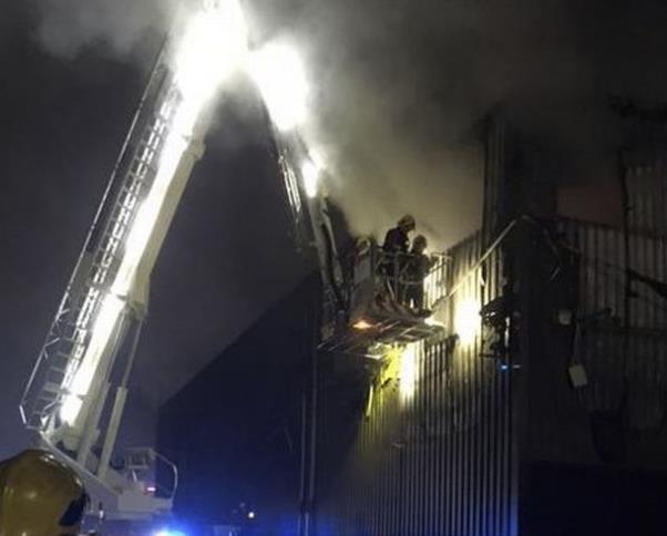 Ogromny pożar w zakładzie przetwórstwa śmieci w Walsall - 50 strażaków walczy z ogniem