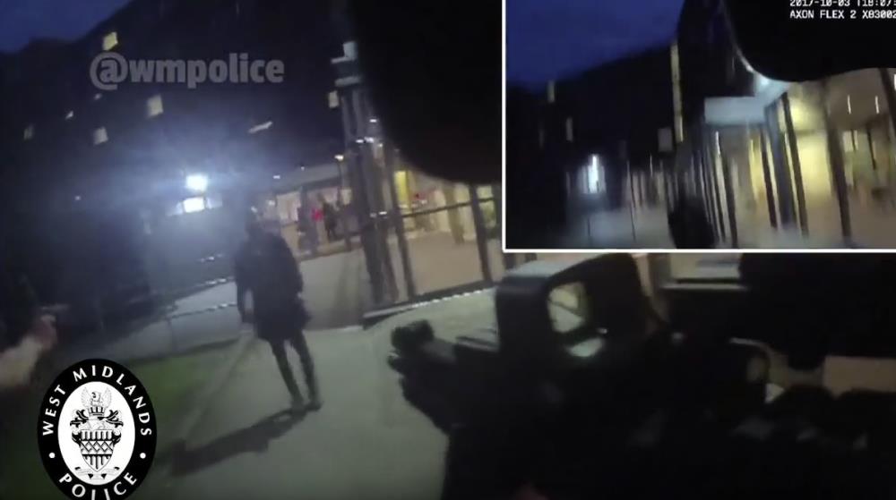 Zobacz jak policjanci z West Midlands rozbroili mężczyznę przy użyciu paralizatora