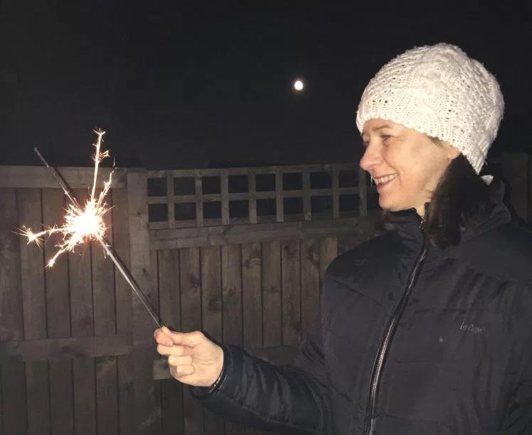 52-letniej kobiecie nie sprzedano zimnych ogni, ponieważ wygląda zbyt młodo