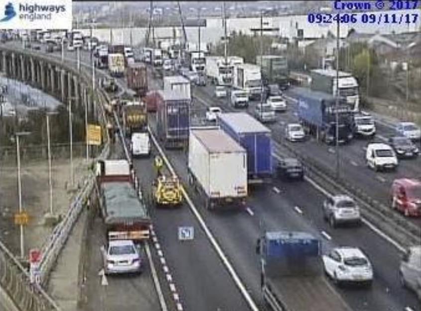 Wypadek na autostradzie M6 - opóźnienia w podróżowaniu sięgają dwóch godzin