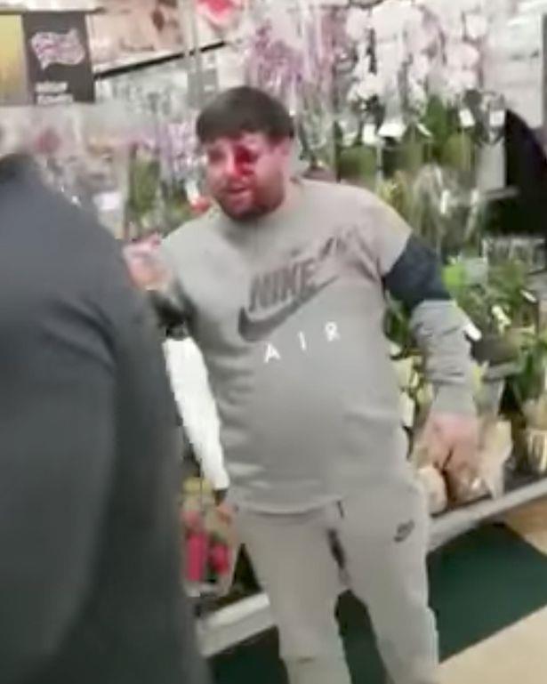 Bójka w supermarkecie Sainsbury’s - ochrona bezwiednie patrzyła na awanturę