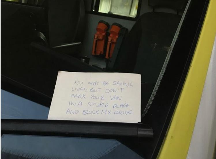 Zostawił oburzającą notkę na karetce pogotowia, teraz wyraża skruchę