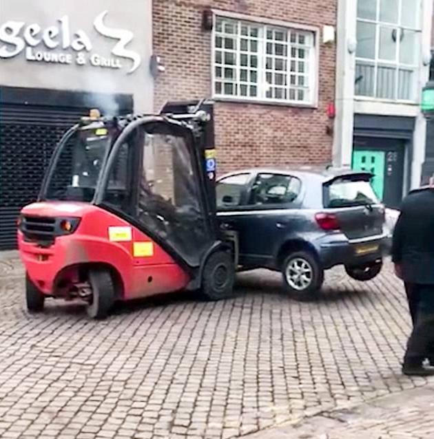 Zablokował samochodem wejście do fabryki, pracownicy przestawili auto wózkiem widłowym