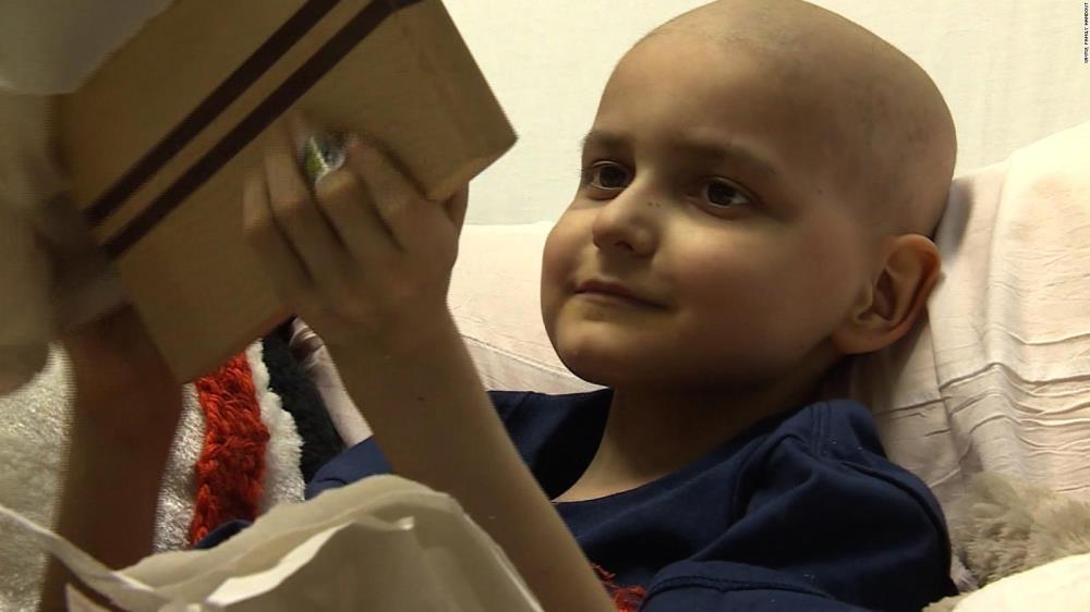 Umierający na raka chłopiec otrzymał tysiące kartek świątecznych z całego świata