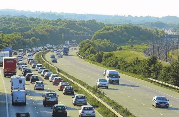 Pijany Polak zasnął w aucie zaparkowanym na autostradzie M20