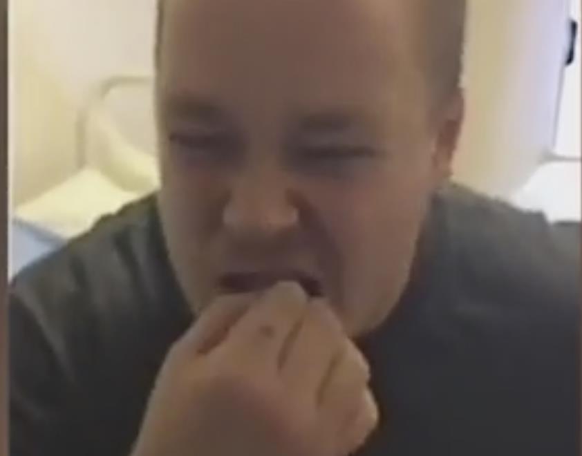 Zobacz jak więzień z Birmingham zjada karaluchy