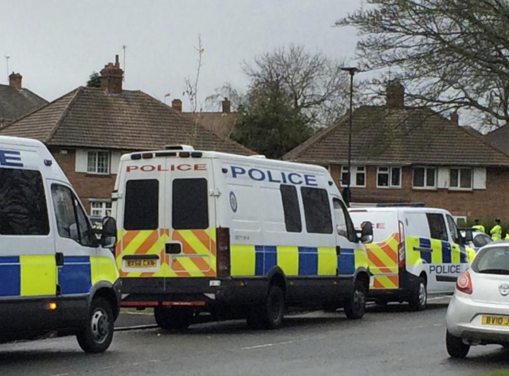 Młody mężczyzna aresztowany po nalocie uzbrojonej policji