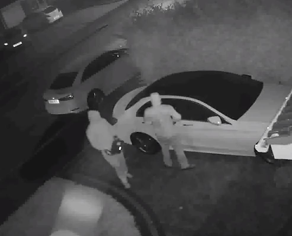 Policja opublikowała wideo, jak złodzieje kradną samochody przy użyciu przekaźnika