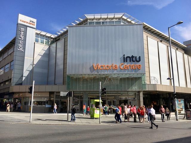 Emeryci uprawiali seks w toalecie centrum handlowego