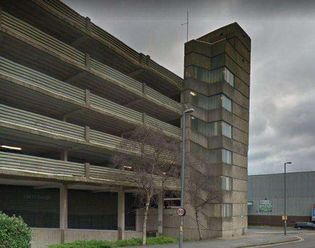 Kobieta spadła z piętrowego parkingu w centrum Birmingham