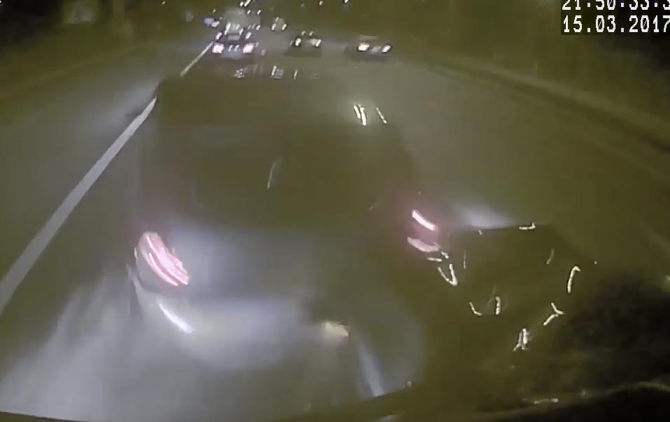 Wjechał ciężarówką w samochody na autostradzie M6, ponieważ zasnął za kierownicą