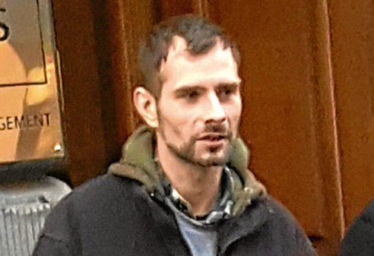 Polak groził 12-latkowi, że poderżnie mu gardło