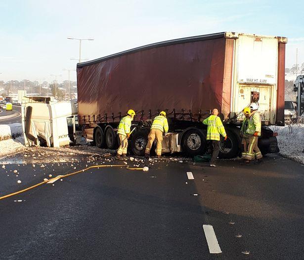 Uszkodzona ciężarówka blokuje wszystkie pasy autostrady M5