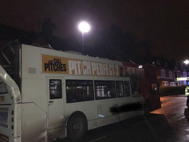 Piętrowy autobus zerwał dach podczas kolizji z wiaduktem kolejowym w Birmingham