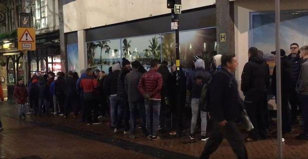 Ogromna kolejka chętnych do nabycia butów Adidas Dublin utworzyła się pod sklepem w Birmingham