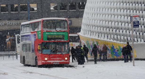 Śnieg w Birmingham - opady spowodowały utrudnienia w podróżowaniu