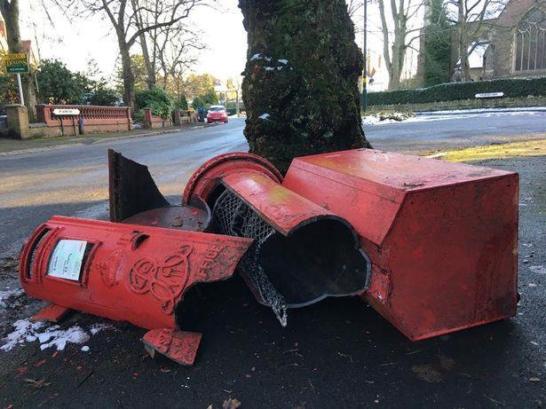 Ponad stuletnia skrzynka na listy stojąca w Moseley zniszczona przez wandali