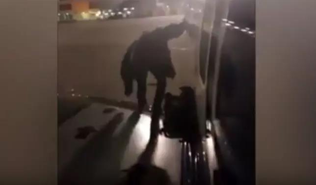 Polak wyskoczył na skrzydło samolotu