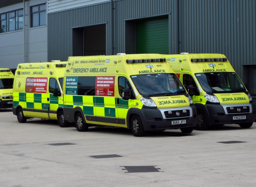 Setki mieszkańców West Midlands oczekiwało w karetkach na przyjęcie do przepełnionych szpitali