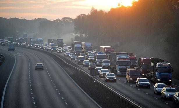 Wypadki na ruchliwych trasach w West Midlands - korki na M5, M42 i Aston Expressway