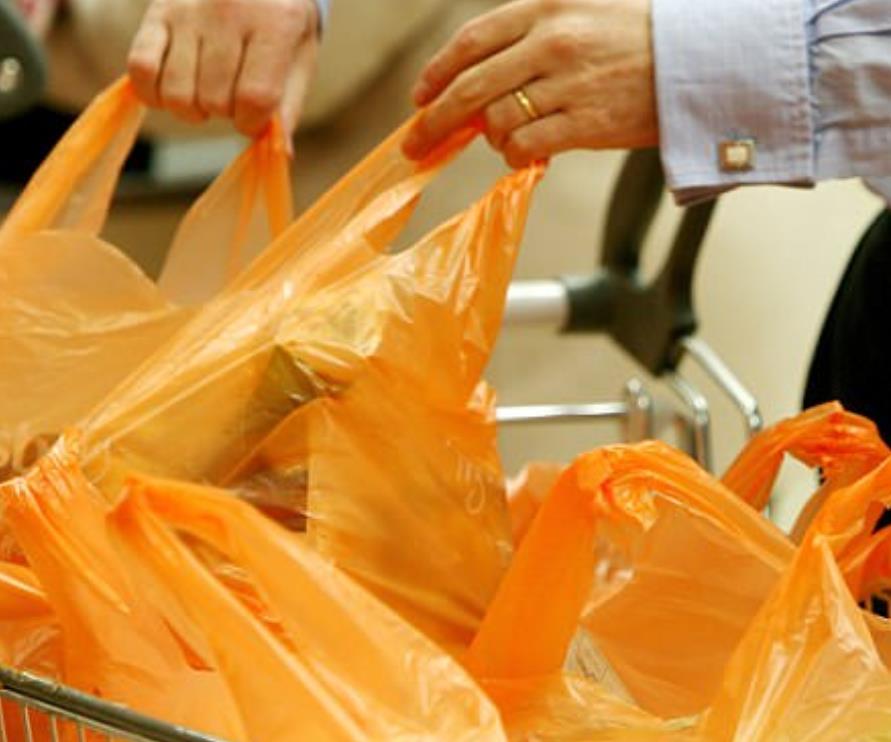 Premier May chce, aby małe sklepy wprowadziły opłatę za reklamówki