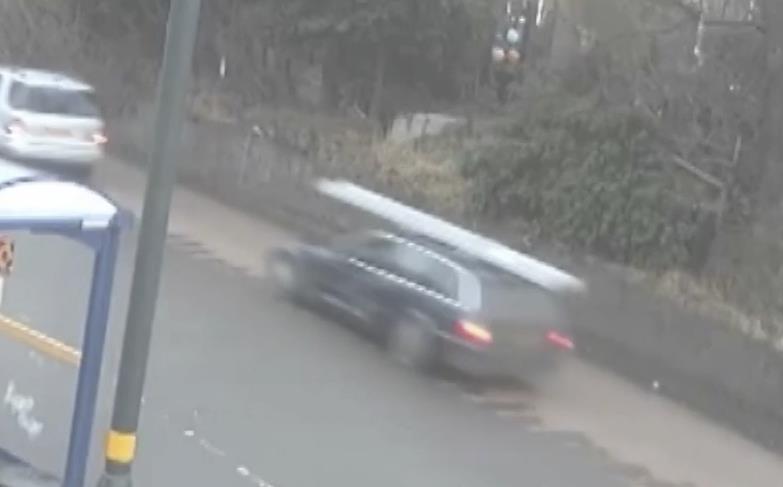 Potrącił motocyklistę i zbiegł - policja szuka sprawcy wypadku w Kings Norton