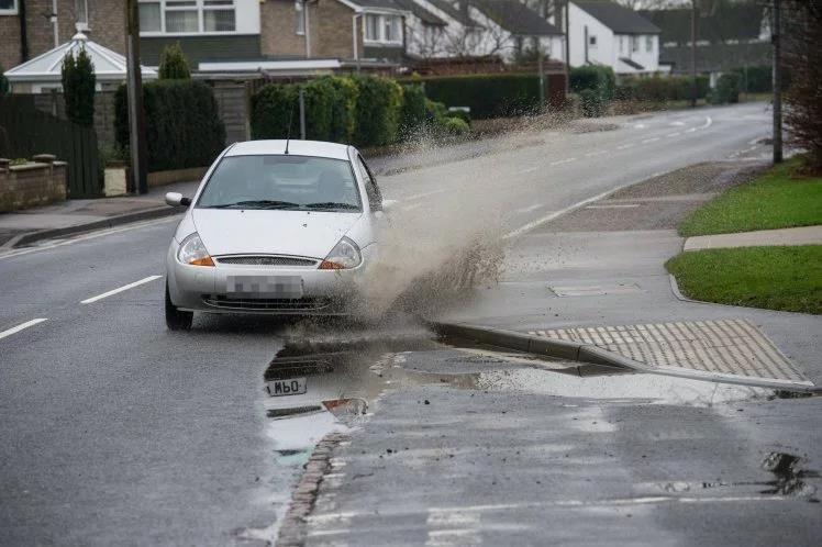 Srogie kary za wjeżdżanie w kałuże i ochlapywanie przechodniów
