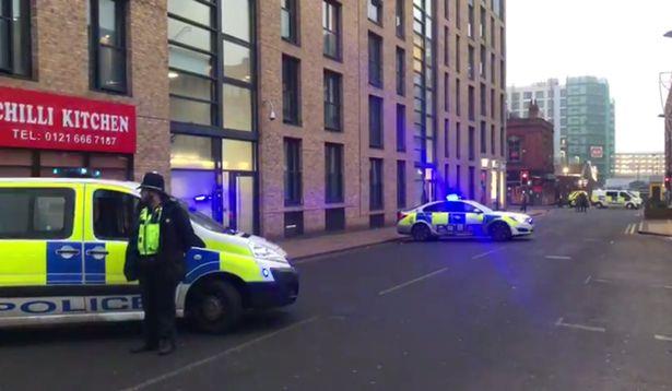 Mężczyzna przez 5 godzin stał na dachu piętrowego parkingu - policja zamknęła ulice w centrum Birmingham