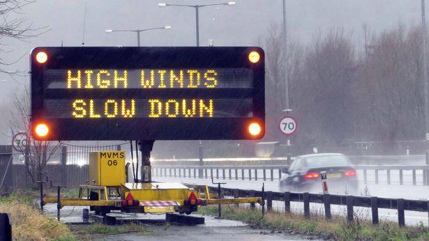 Porywisty wiatr powoduje chaos w transporcie kolejowym i drogowym w West Midlands