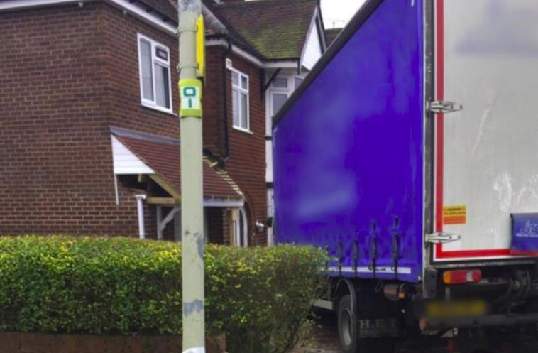 Kierowca ciężarówki wjechał w dom po tym, jak doszło u niego do zatrzymania akcji serca